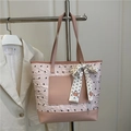 Borsa a spalla trapuntata rosa con trama a pieghe e accessorio foulard decorativo - Rosa