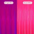 Tenda a frange rosa neon che mostra l'effetto fluorescente UV rispetto alla luce normale - Tenda a Frange Rosa Fucsia Macaron Fluorescente / 1m*1m