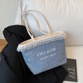 Blaue Denim-Tragetasche mit weißem Spitzenbesatz und Logodruck auf der Oberfläche - Blau