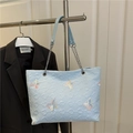 Borsa tote celeste con trama a farfalla in rilievo e manico a catena d'argento - Blu