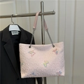 Borsa tote rosa goffrata con ricamo a farfalla e tracolla a catena argentata decorata - Rosa