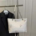 Borsa tote trapuntata bianca con stampe di farfalle colorate e tracolla a catena - Bianco