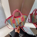 Bolso cubo de teckel en rosa y azul con correa ajustable y diseño de rayas - rosa intenso