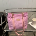 Bolso tote rosa plisado con cadena dorada y etiqueta de cuero sobre tejido ondulado - Rosa