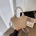 Schicke cremefarbene Beuteltasche mit braunem Totem-Muster und Knotengriffen - Khaki