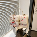 Borsa a tracolla bianco crema con stampa di ciliegie rosse e fibbia oro - Con Ciondolo / Bianco