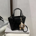 Zwarte mini-tote tas met vlinderreliëf en een schattige pluche monster-hangertje decoratie - Met Hanger / Zwart