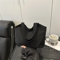 Minimalistische schwarze Canvas-Tragetasche mit dicken Riemen in modernem Lifestyle-Stil - Schwarz