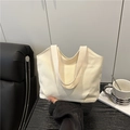 Minimalistische beige Canvas-Einkaufstasche mit gewebten Griffen in Lifestyle-Szene - Weiß