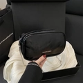 Borsa a cuscino minimalista in pelle verniciata nera con catena d'argento e logo bianco - Nero