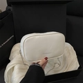 Borsa a catena in pelle bianca minimalista con scritta Fashion & Bags su seta di lusso - Bianco
