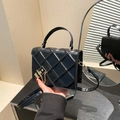 Elegante zwarte gewatteerde crossbodytas met gouden details en ketting in de spiegelweergave - Zwart