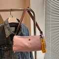 Bolso bandolera de nailon rosa con logo metálico y cinta amarilla en percha - Morado