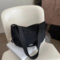 Borsa a tracolla a mezzaluna in nylon nero con tracolla regolabile e logo LUCKY unico - Nero