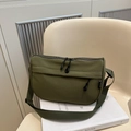 Minimalistische olivgrüne Nylon-Umhängetasche in Halbmondform mit breitem Gurt - Grün
