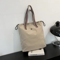 Schicke beige Tragetasche mit dreifarbigen Griffen und stilvollem Kordelzug - Gebrochenes Weiß