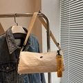Bolso bandolera de nailon blanco crema con textura plisada y correa decorativa amarilla - Blanco