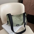 Borsa a tracolla a mezzaluna verde fagiolo in tela con cinturino nero e logo - Verde