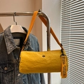 Wasserabweisende gelbe Nylon-Zylindertasche mit dekorativem Marken-Schultergurt - Gelb