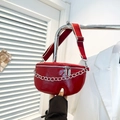Schicke rote halbkreisförmige Gürteltasche mit Silberkette und Kontrastband auf weißem Grund - Rot