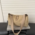 Khakifarbene Nylon-Zylindertasche mit breitem Gurt und Textur-Finish von Fanyissa - Khaki