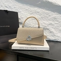 Elegante borsa beige a tracolla con patta di strass e chiusura a cuore in metallo argento - Oro