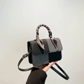 Sac bandoulière minimaliste noir et gris avec poignée ornée d'un foulard en soie - Noir