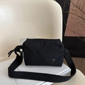 Petit sac carré en nylon noir avec bandoulière large et détails métalliques discrets - Noir