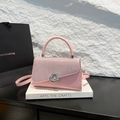 Borsa a tracolla rosa con patta in strass glitterati e chiusura a cuore in metallo - Rosa