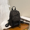 Vielseitiger schwarzer Nylon-Minirucksack mit Trageriemen und Schnallenverschluss vorne - Schwarz