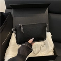 Schwarze Mini-Kettentasche mit Kroko-Struktur und Silberperlen in einer Luxus-Box - Schwarz