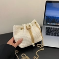 Bolso tipo cubo de paja beige con cadena dorada y detalles de perlas en el cierre - Blanco Roto