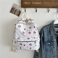 Weißer Rucksack mit rotem Kirschmuster und goldfarbenen Reißverschlüssen im Design - Kirsche