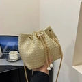 Bolso tipo cubo de paja tejida en blanco crema con detalles de perlas finas - Caqui