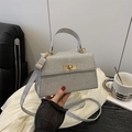 Borsa a mano argento glitterata con chiusura a scatto dorata e tracolla rimovibile - Argento