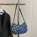 Sac croissant en denim à damier bleu et blanc avec mini porte-monnaie rond assorti - Bleu clair