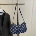 Sac croissant en jean à damier bleu et blanc avec mini pochette ronde et bandoulière en cuir - Bleu foncé