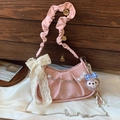 Borsa a tracolla plissettata rosa con fiocco in pizzo e ciondolo a forma di orsetto - Con Ciondolo / Rosa