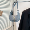 Blaue Hobo-Tasche in Halbmondform mit Denim-Textur, goldener SS-Logo und Fransen - Blau