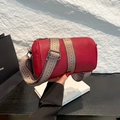 Rote zylindrische Boston-Tasche aus Leder mit schwarz-weißem geometrischem Gurt - Rot
