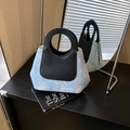 Blaue Denim-Beuteltasche mit silbernen Nieten und rundem schwarzen Tragegriff - Schwarz