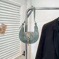 Schicke Halbmond-Schultertasche in Vintage-Grün mit goldenem Logo und Quasten-Detail - Grün