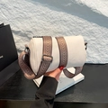 Weiße Zylindertasche aus Leder mit gewebtem Schultergurt und mattem Beschlag - Weiß