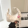 Elegante borsa beige a pieghe con manico annodato e dettaglio ciondolo a cuore - Con Ciondolo / Bianco