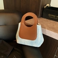 Blaue Denim Beuteltasche mit silbernen Nieten und rundem braunem Ledergriff - Braun