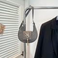 Graue Hobo-Halbmondtasche mit matter Textur, Goldlogo und feinem Quastenanhänger - Grau