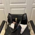 Bolso baguette negro minimalista con hebilla de metal dorado y acabado de cuero - Negro