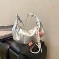 Borsa a mezza luna plissettata argento con ciondolo a cuore e manico annodato - Con Ciondolo / Argento