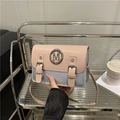 Schultertasche in Kontrastfarben Pink und Silber mit M-Logo und Doppel-Schnallen - Hellblau