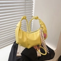 Elegante borsa a mezzaluna gialla plissettata con ciondolo a cuore e manico a nodo - Con Ciondolo / Giallo